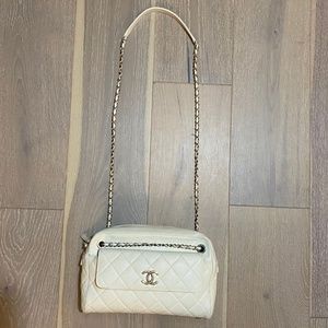 EXCELLENT CONDITION CHANEL CAVIAR CAMERA BAG